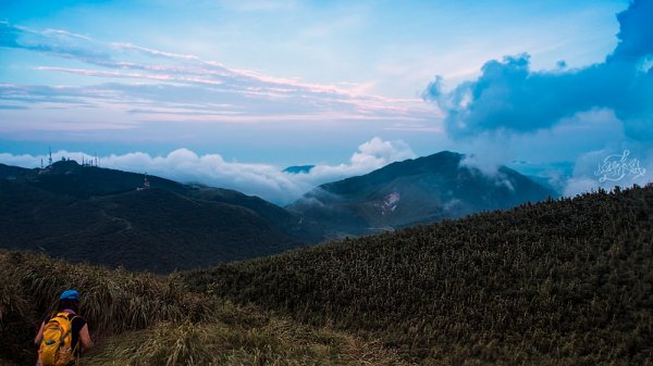 大屯山主峰夕陽賞~~層層七彩如詩畫692076