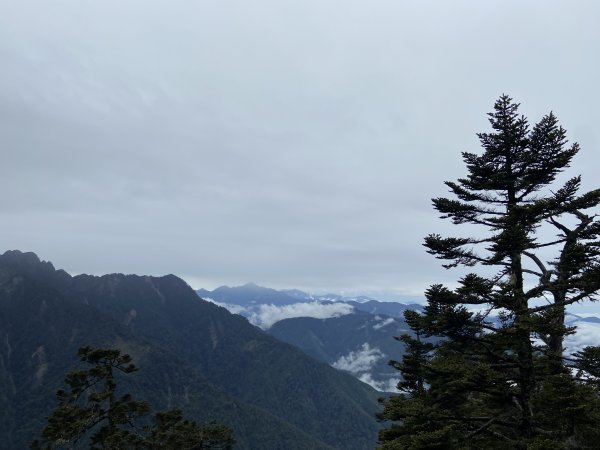 20230515-16玉山前西峰+遠望雨中的主東北2436656