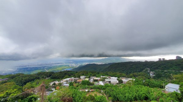 首嘗七星主東峰天晴 在隆隆雷聲背景音情境奔逃下山1743445