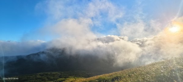 #大屯山 #日出 #雲瀑 #過山雲 #雲端的男人 10/213137752