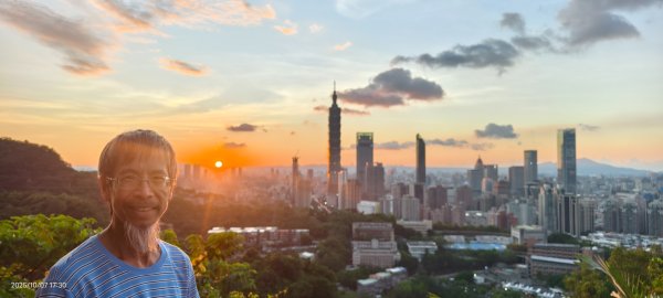 #虎山峰 #夕陽 #火燒雲 #霞光 10/72907935