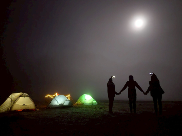 松蘿湖的朦朧月色、雲霧飄渺、藍天白雲、青青草原，這麼美的景色，不能只有我們獨享~