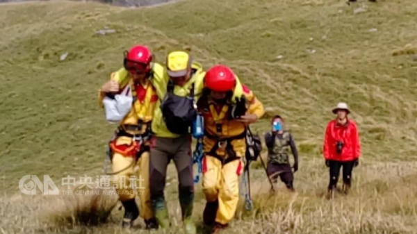 【新聞】登山客腳踝扭傷不能走 直升機馳援