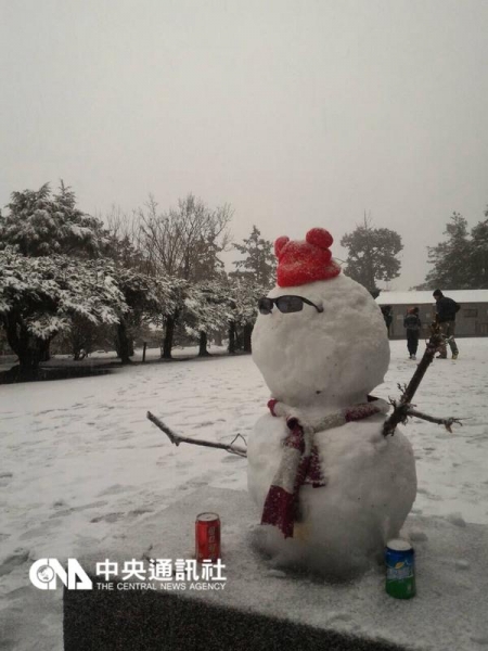 【新聞】大雪山降雪 天池區域積雪5公分
