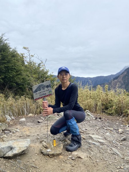 20230515-16玉山前西峰+遠望雨中的主東北2436665