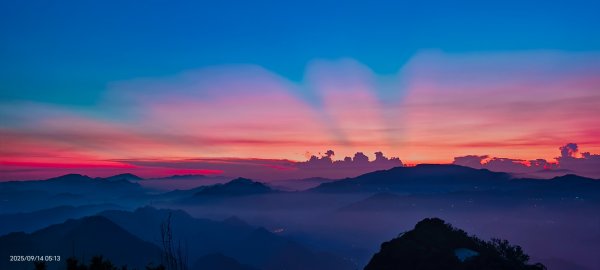 #二格山 #琉璃光 #霞光 #雲海流瀑 #日出 9/142883776