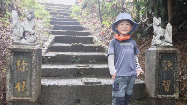 四歲小樂的第16座小百岳-紅淡山1100508