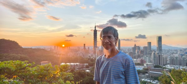 #虎山峰 #夕陽 #火燒雲 #霞光 10/72907932