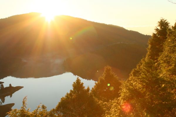 翠峰湖觀景台的日出封面