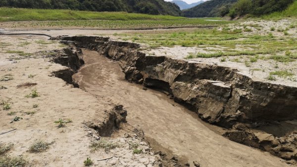 泳渡進入大地谷957171