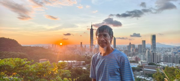 #虎山峰 #夕陽 #火燒雲 #霞光 10/72907933