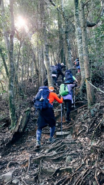 屋東縱走稜線之美。視角的轉換，同一座山也能給人截然不同的感受。(快樂腳攀登谷關七雄行)1837721