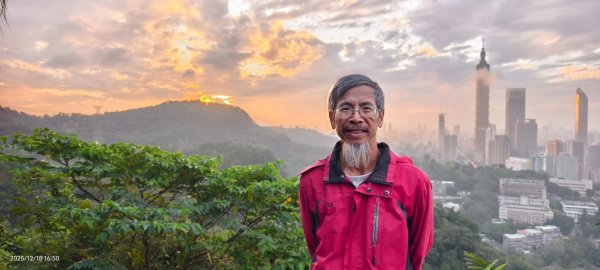 #天空之城 #穿雲箭 #虎山峰 #夕陽 #火燒雲 #夜景 #101大樓 12/182964754