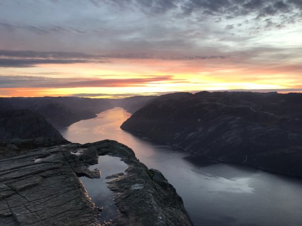 挪威聖壇岩與呂瑟峽灣的日出