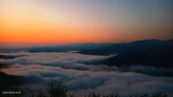 #翡翠水庫壩頂 #月亮雲海 #日出雲海 #日月同框 #石碇雲海 3/242744174