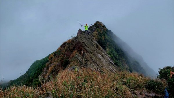 鋸齒稜直下半平大峭壁，讓人腎上腺素飆升的路線1915812