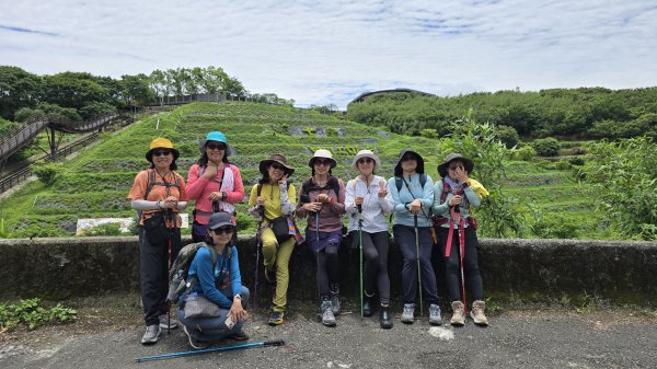 陽明山冷門好走步道平溪步道，欣賞石斛蘭瀑布不用去南部，無敵展望鵝尾山水田，涼爽好走狗殷勤古道。2784868
