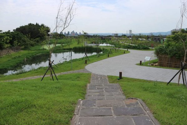 士林  雙溪濕地公園，雙溪公園步道    現代與古典 今非昔比之強烈對比。內雙溪自然中心步道2152820