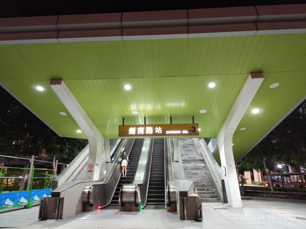 璀璨耀眼的夜景 - 大直美麗華、大稻埕、大港墘公園【臺北健走趣】【健走複利】2604597