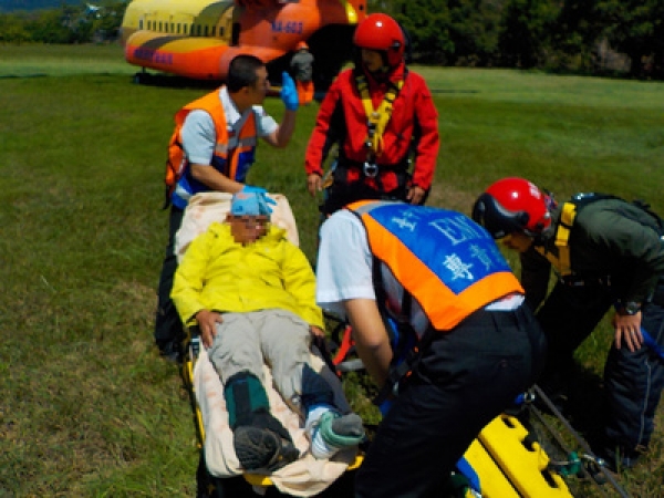 【新聞】男登雪劍縱走腳骨折 直升機救下山