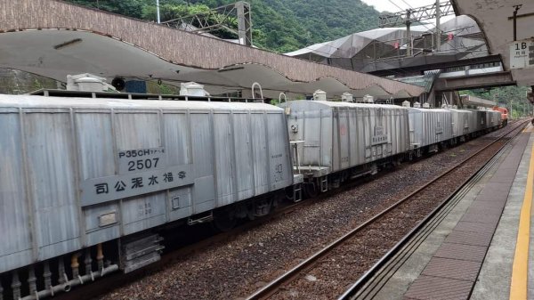 平溪  望古瀑布步道  猴硐貓村 運煤遺址。搭火車去旅行  最小的火車站 被人們忽略的秘境 望古瀑布2186043