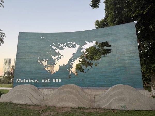 [紐約馬之行-63] 2025_1114 馬爾維納斯群島紀念碑