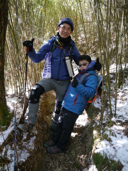 滑溜溜的郡大山~滿山遍谷未融化的積雪~251110