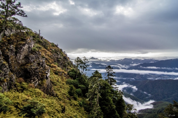 雪北 雨中的山水畫