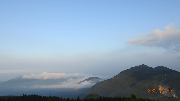 山中何所有，嶺上多白雲。只可自怡悅，不堪持贈君。1779643