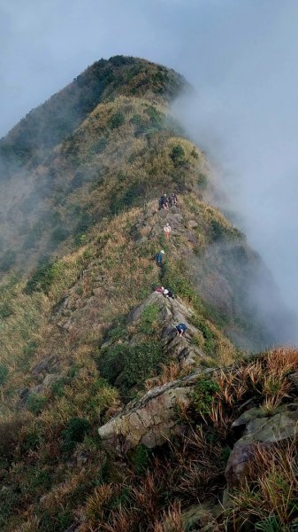 鋸齒稜直下半平大峭壁，讓人腎上腺素飆升的路線1915823