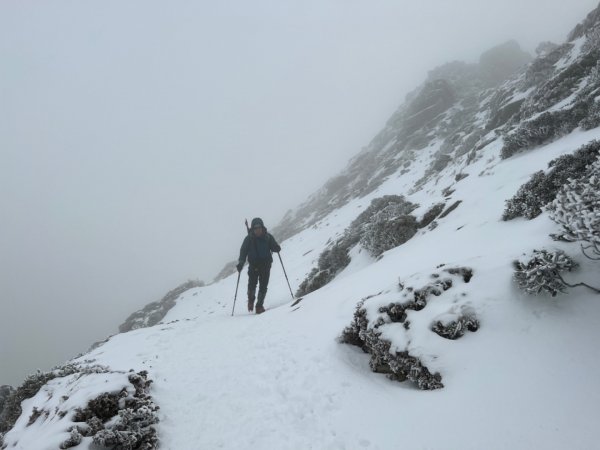 雪山薄雪輕健行1585799
