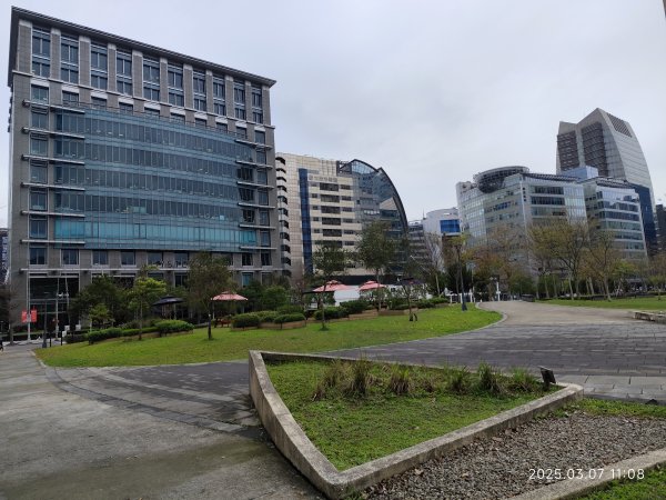 內湖大港墘公園、西湖圖書館、湖光教會、737巷美食街2729393