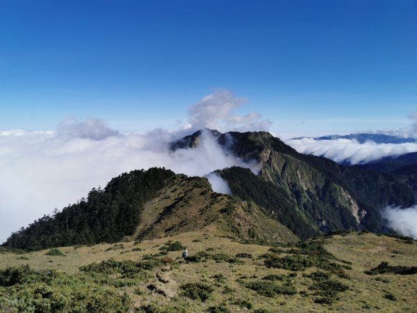 近臨雲海滿佈的干卓萬群峰-10/9~111139183