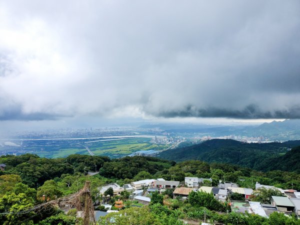 首嘗七星主東峰天晴 在隆隆雷聲背景音情境奔逃下山1743444