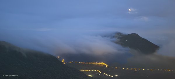 #大屯山 #雲瀑（過山雲）#夕陽 #月圓 5/1封面