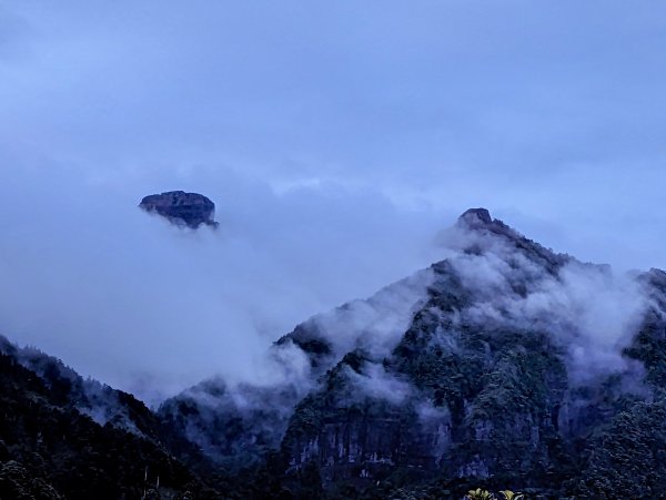 大霧籠罩的世紀奇峰「大霸尖山」