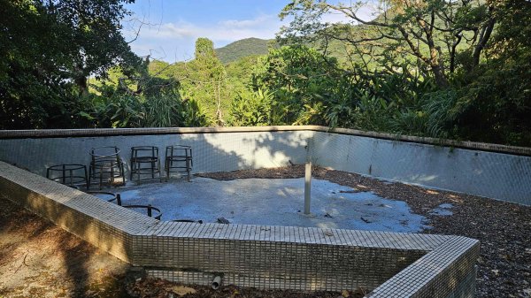 20251002竹子湖三-七窟餐廳-六窟溫泉-廢棄餐廳石佛(消失)-大石閣(騎車爬山)2900647