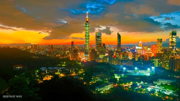 #虎山峰 #夕陽 #火燒雲 #霞光 10/72907941