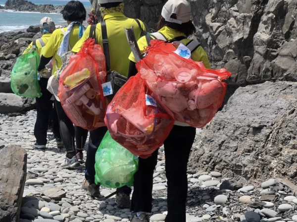 【新聞】屏東縣環保局阿塱壹淨山淨灘 清出184公斤100多包垃圾