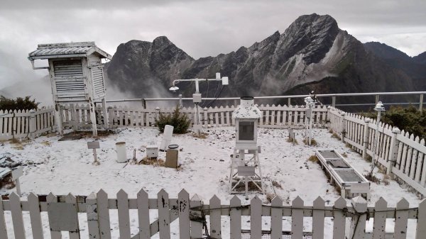 【新聞】玉山群峰地區多有降雪或降雨情形，路面有結冰或積水造成濕滑，登山之山友須格外注意安全