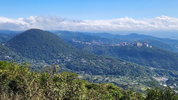 瞭望塔上展望絕佳，還有百年木炭窯遺址，北投中正山之旅