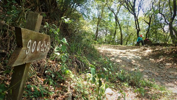 輕鬆健行欣賞飛碟雲下的山稜與屏東市區之美在德文山1394055