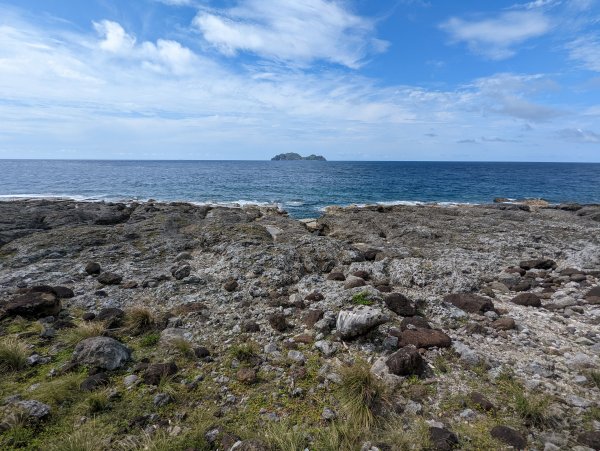 《蘭嶼》青青草原。情人洞。海岸奇岩。山羊/散步的豬。拼板舟。開元港1736853