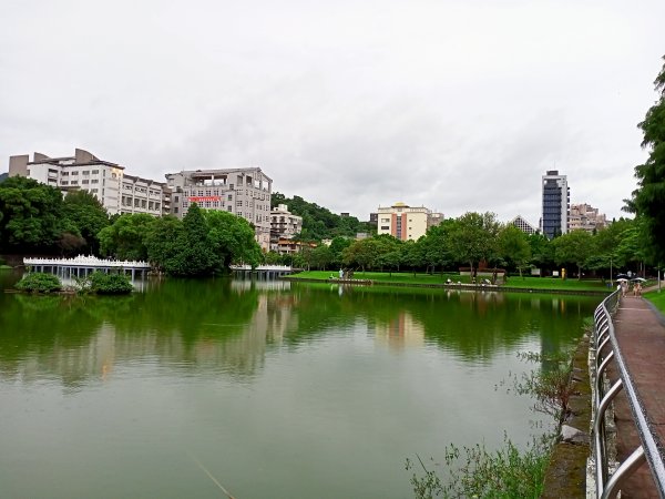 《細雨霏霏的碧湖公園環湖步道》1433543