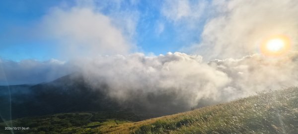 #大屯山 #日出 #雲瀑 #過山雲 #雲端的男人 10/213137753