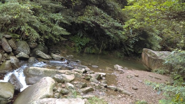 滑瀑岩洞、溪水清澈的基隆暖東峽谷步道