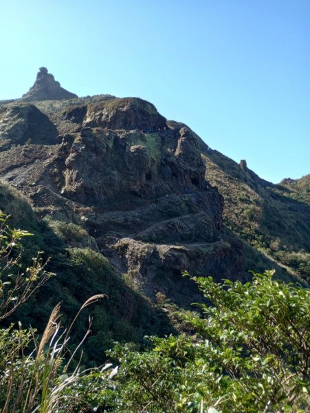 越嶺龍牙岩下鋸齒稜大峭壁接半平山山腰水管路接35越嶺東西段2004226