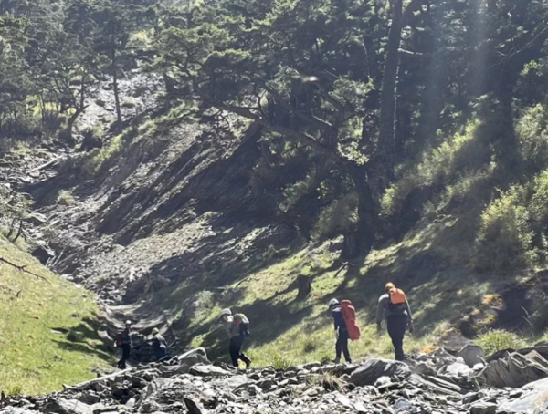 【新聞】攀塔關山恐龍塔斷崖墜落30米 南橫山友命危搶救中