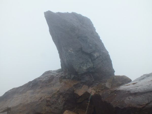 微風細雨、雲霧壟罩中爬上茶壺山