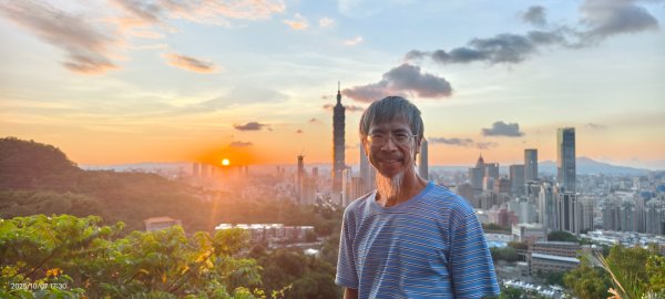 #虎山峰 #夕陽 #火燒雲 #霞光 10/72907930